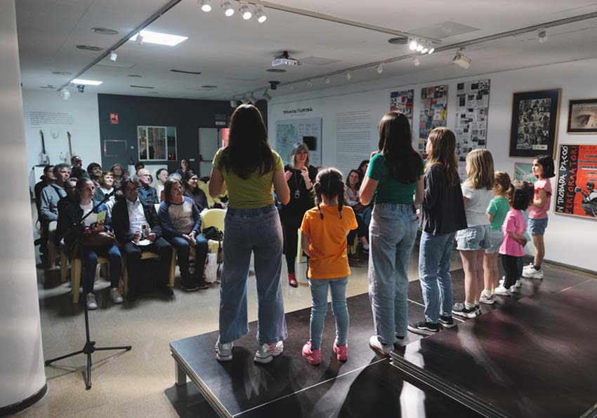 Grupo de niñas cantando ante el público